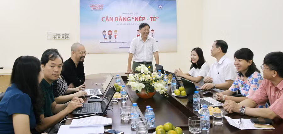 Nhà báo Nguyễn Ngọc Nam phát biểu chào mừng các vị khách mời