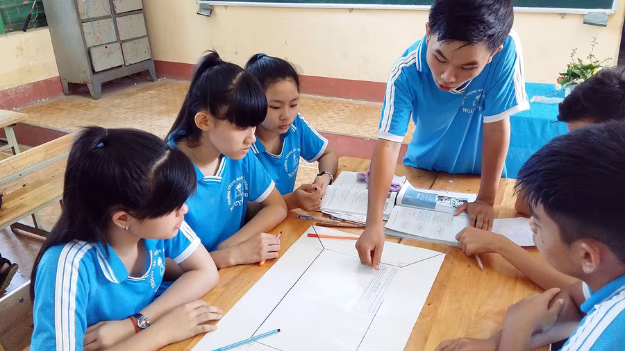 Học sinh thảo luận thực hiện bài tập vận dụng Học sinh thảo luận thực hiện bài tập vận dụng