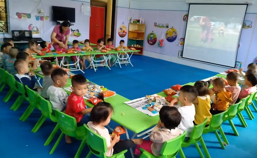 Cô Nguyễn Thị Len và học trò. Ảnh: Hoàng - Linh