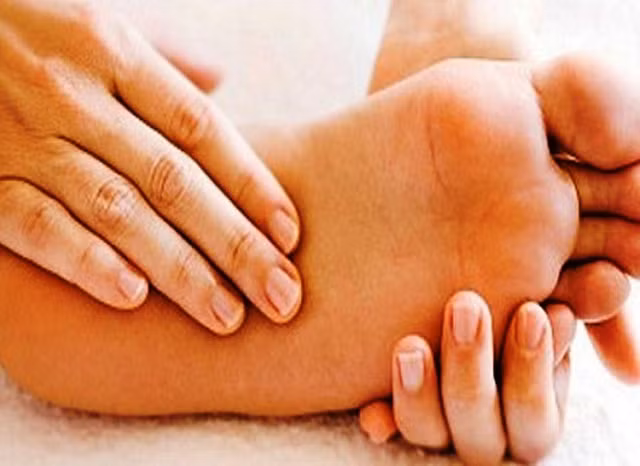  Mùa đông, nhiều người thường gặp phải tình trạng chân tay bị tê cứng, ê buốt 