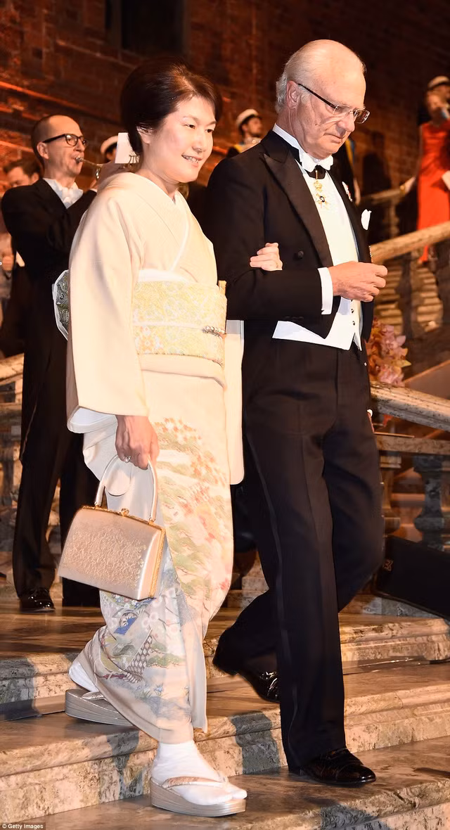  Bà Michiko Kajita - vợ của nhà khoa học Takaaki Kajita - diện bộ kimono màu trắng thanh lịch. 