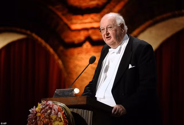  Chủ nhân giải thưởng Nobel Kinh tế - Angus Deaton - phát biểu trên bục nhận giải. 