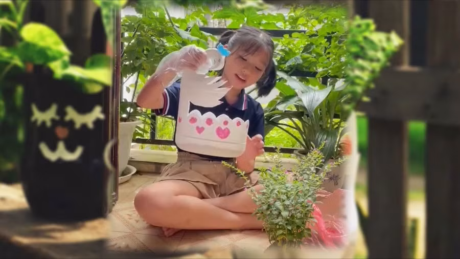 học sinh Trường tiểu học Ái Mộ B (Long Biên, Hà Nội) với sản phẩm tái chế từ chai nhựa.