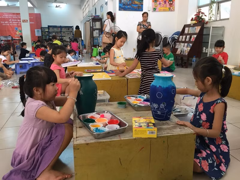 Trên bình gốm