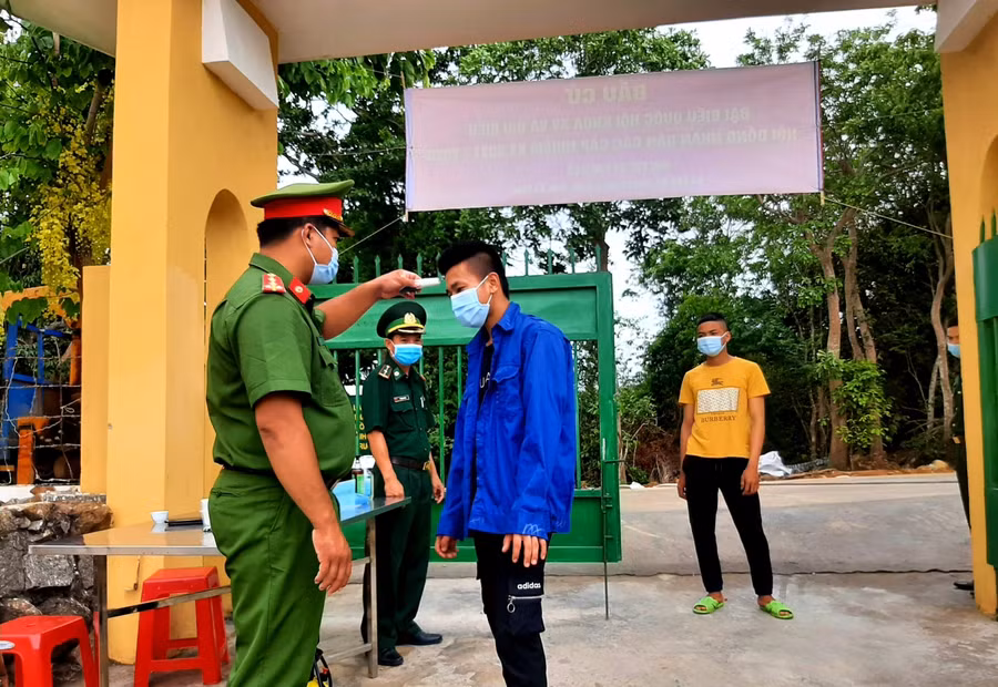Cử tri đeo khẩu trang, được đo thân nhiệt, sát khuẩn và giữ khoảng cách khi đến điểm bầu cử.