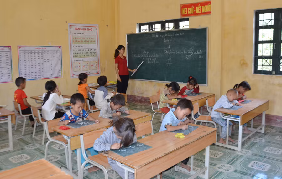 Lớp ghép 1 + 2 tại điểm Tin Lán, Trường Tiểu học Núa Nam, huyện Điện Biên.