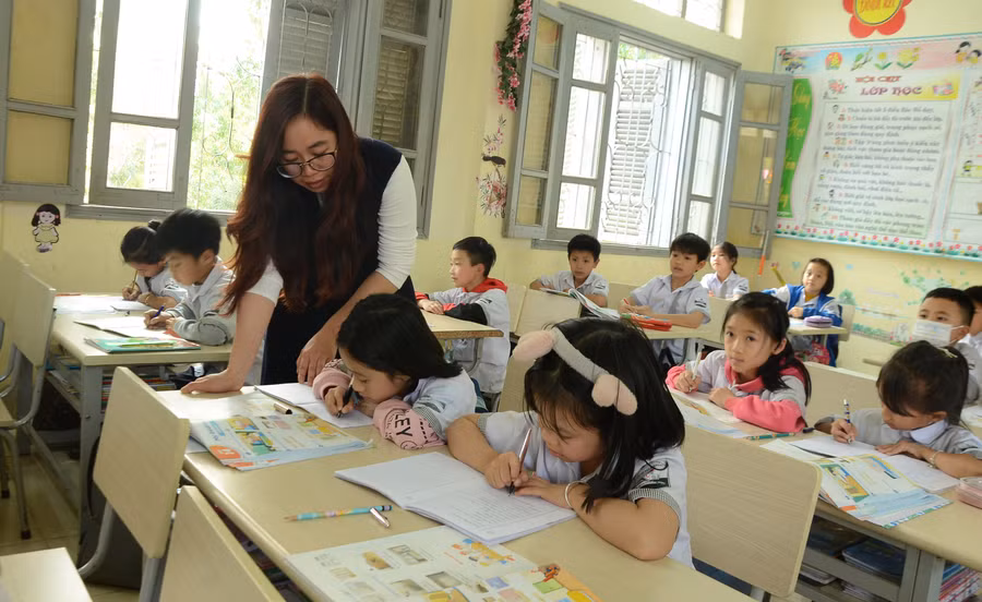 Giờ học Tiếng Anh lớp 3 của cô trò Trường Tiểu học Thị trấn Điện Biên Đông.