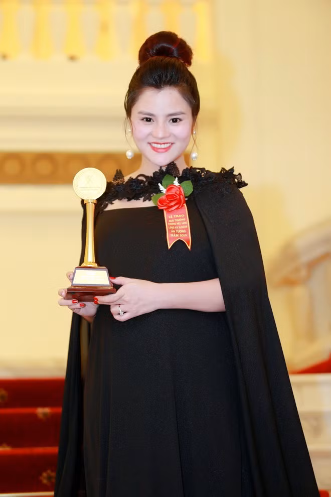 Bà mẹ một con rất vui khi thương hiệu thời trang của mình được vinh danh tại sự kiện lần này. Trước đó, vào khoảng tháng 8, nhãn hàng mà Vũ Thu Phương xây dựng từ khi rời sàn catwalk cũng lọt Top 10 thương hiệu, nhãn hiệu nổi tiếng năm 2015. Vũ Thu Phương tái xuất sau sự cố đứt gân tay