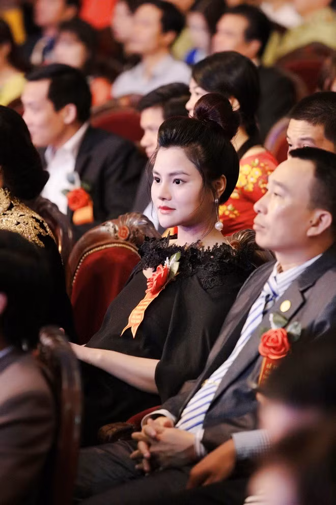 May mắn là thai nhi ổn định và không bị ảnh hưởng. Sau đó, cô được chuyển sang bệnh viện Chấn thương chỉnh hình để phẫu thuật ngón tay. Vũ Thu Phương tái xuất sau sự cố đứt gân tay