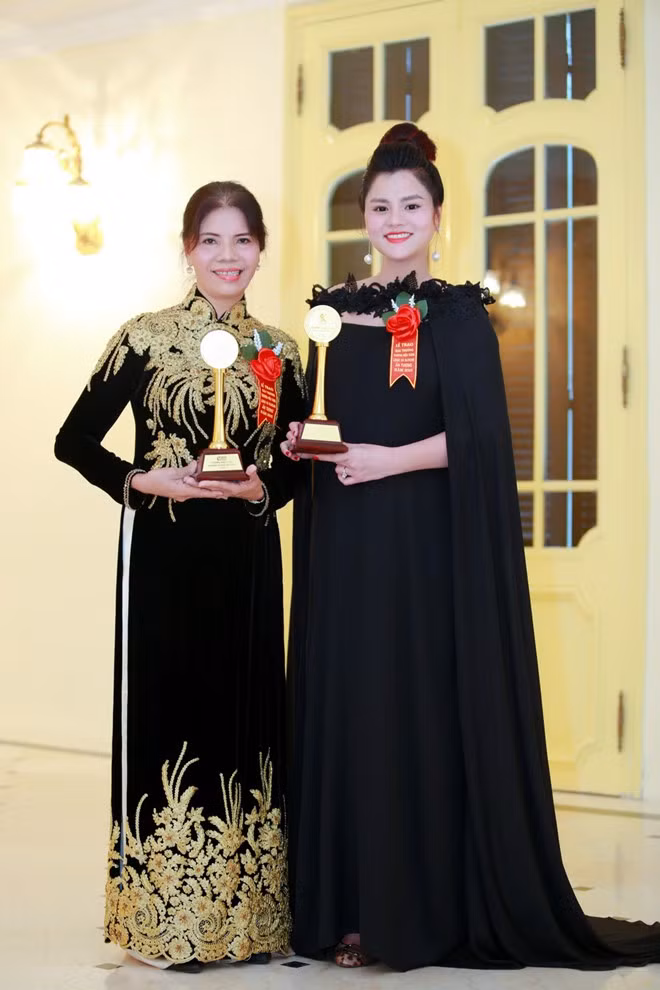 Mẹ của chân dài cũng nhận được giải thưởng tại sự kiện này. Vũ Thu Phương là một trong những người mẫu nổi tiếng của Việt Nam tuy nhiên khi đang ở trên đỉnh cao của sự nghiệp cô bất ngờ tuyên bố giải nghệ vào năm 2011. Vũ Thu Phương tái xuất sau sự cố đứt gân tay