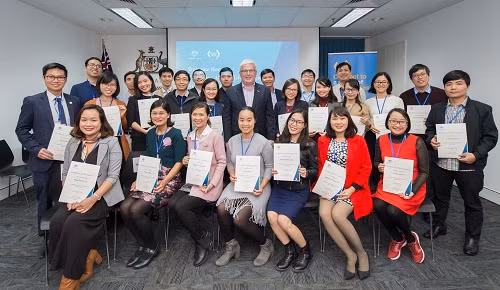 Đại sứ Craig Chittick đón chào gần 30 cựu SV Học bổng Chính phủ Australia mới về nước sau khi hoàn thành chương trình sau ĐH tại Australia.