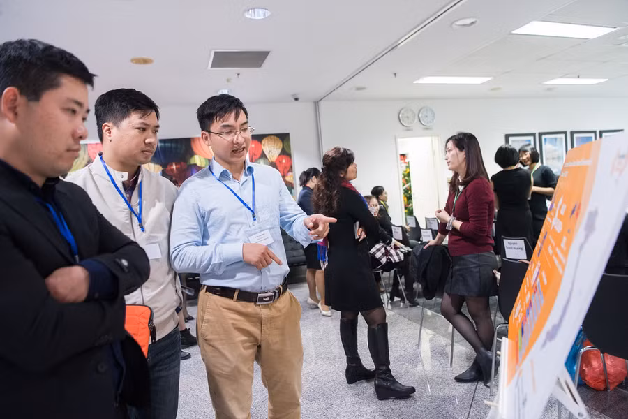Các cựu SV trao đổi tại buổi lễ