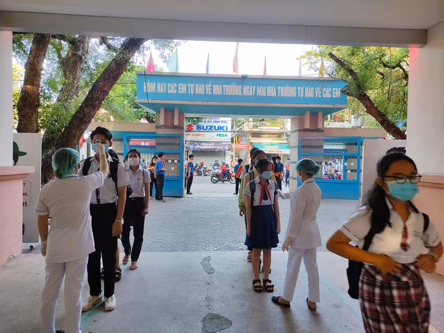 Trường THPT Trần Quốc Tuấn (Quảng Ngãi) thực hiện công tác phòng, chống dịch trong kỳ thi tuyển sinh vào lớp 10 