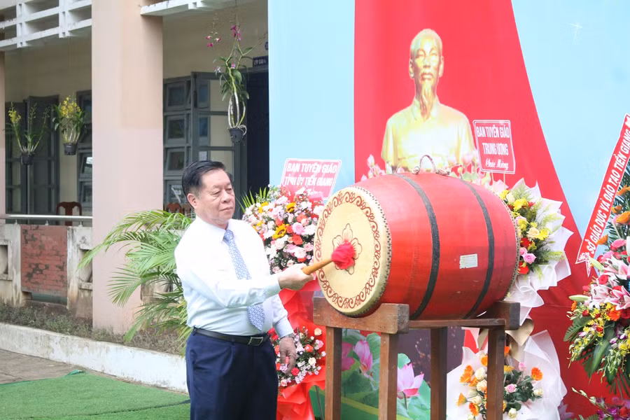 Trưởng Ban Tuyên giáo Trung ương Nguyễn Trọng Nghĩa đánh trống khai giảng. Trưởng Ban Tuyên giáo Trung ương Nguyễn Trọng Nghĩa đánh trống khai giảng.