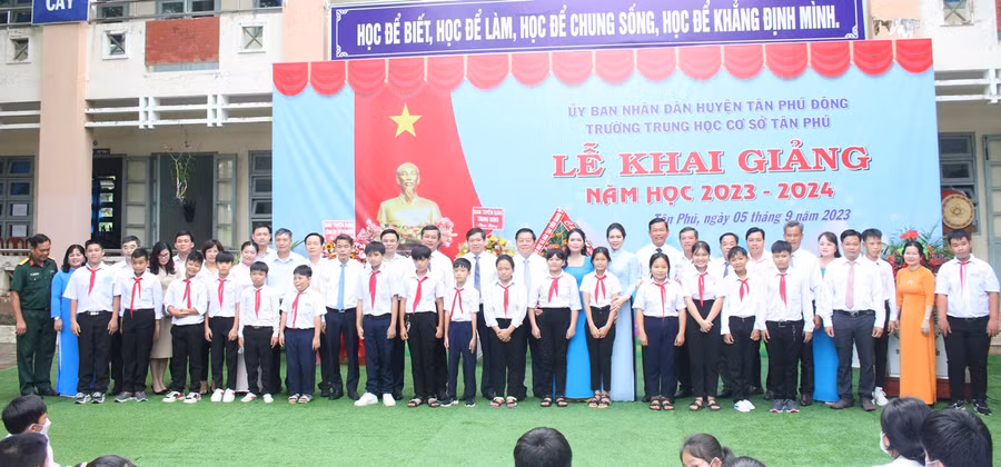 Đại biểu chụp hình lưu niệm tại lễ khai giảng. Đại biểu chụp hình lưu niệm tại lễ khai giảng.