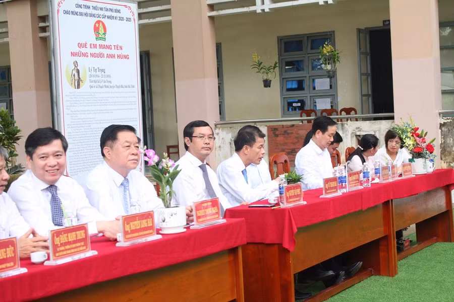 Trưởng Ban Tuyên giáo Trung ương Nguyễn Trọng Nghĩa dự lễ khai giảng tại Trường THCS Tân Phú, huyện Tân Phú Đông, Tiền Giang. Trưởng Ban Tuyên giáo Trung ương Nguyễn Trọng Nghĩa dự lễ khai giảng tại Trường THCS Tân Phú, huyện Tân Phú Đông, Tiền Giang.