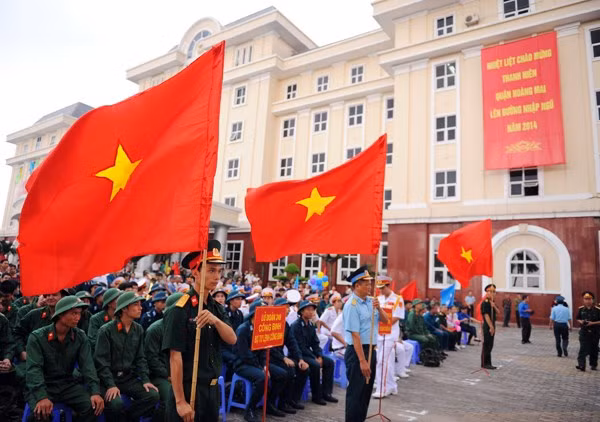 Hàng nghìn thanh niên Hà Nội nhập ngũ quân đội