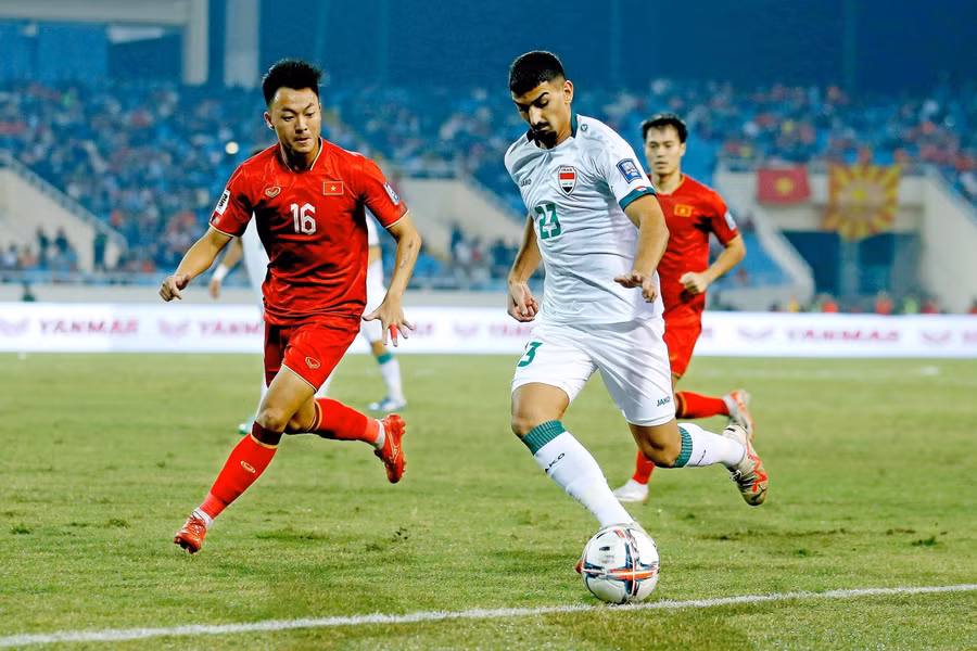 Trận Việt Nam (áo đỏ) thua Iraq 0-1 tại Mỹ Đình trong trận lượt đi vòng loại thứ 2 World Cup 2026. Ảnh: INT