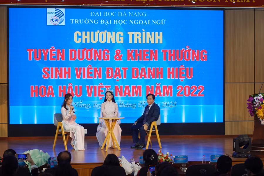 Hoa hậu Huỳnh Thị Thanh Thủy tri ân thầy cô giáo và giao lưu với sinh viên Trường ĐH Ngoại ngữ, ĐH Đà Nẵng. (Ảnh: PV).