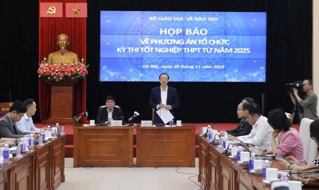 Thứ trưởng Bộ GD&ĐT Phạm Ngọc Thưởng phát biểu tại Họp báo công bố phương án tổ chức Kỳ thi và xét công nhận tốt nghiệp THPT từ năm 2025. Thứ trưởng Bộ GD&ĐT Phạm Ngọc Thưởng phát biểu tại Họp báo công bố phương án tổ chức Kỳ thi và xét công nhận tốt nghiệp THPT từ năm 2025.