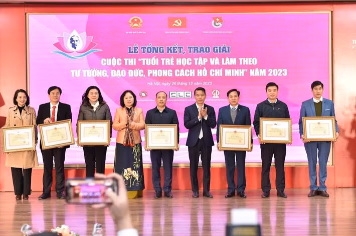 Phó Trưởng Ban Tuyên giáo Trung ương Vũ Thanh Mai, Thứ trưởng Ngô Thị Minh trao tặng Bằng khen của Bộ trưởng Bộ GD&ĐT cho các Sở GD&ĐT có nhiều thí sinh tham gia, đạt giải cao. Phó Trưởng Ban Tuyên giáo Trung ương Vũ Thanh Mai, Thứ trưởng Ngô Thị Minh trao tặng Bằng khen của Bộ trưởng Bộ GD&ĐT cho các Sở GD&ĐT có nhiều thí sinh tham gia, đạt giải cao.
