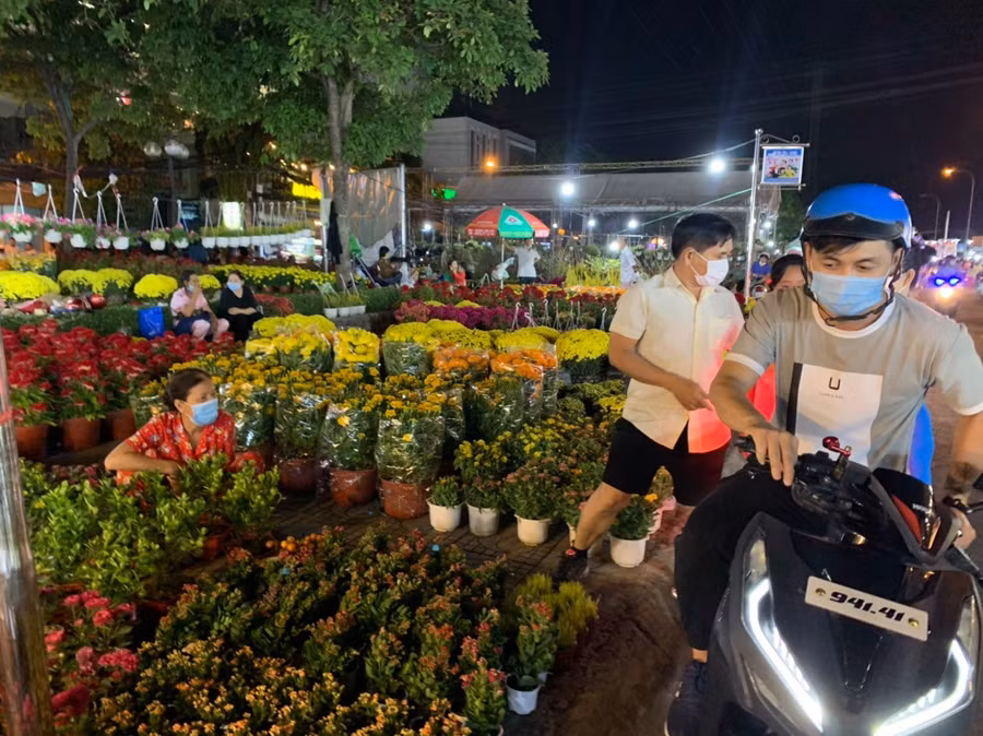 Người dân TP.HCM mua hoa dịp Tết Nguyên đán Tân Sửu 2021. Ảnh minh họa.