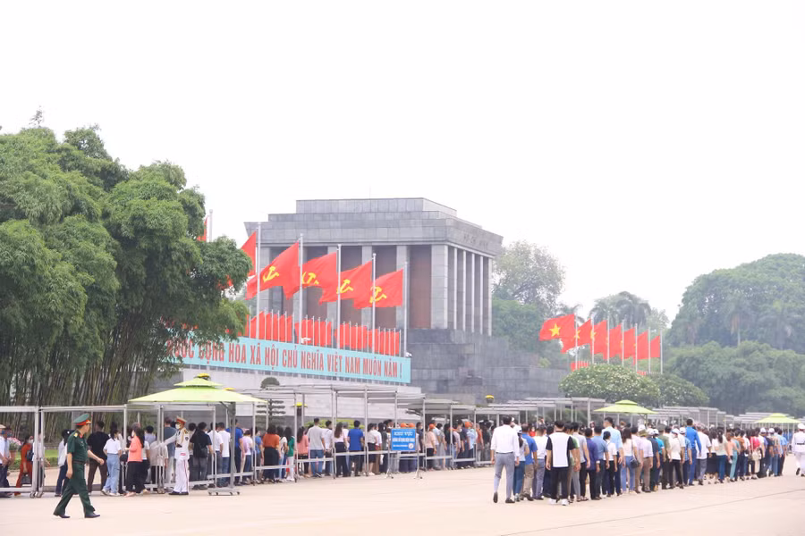 Dòng người vào lăng viếng Bác. Ảnh: ITN. Dòng người vào lăng viếng Bác. Ảnh: ITN.