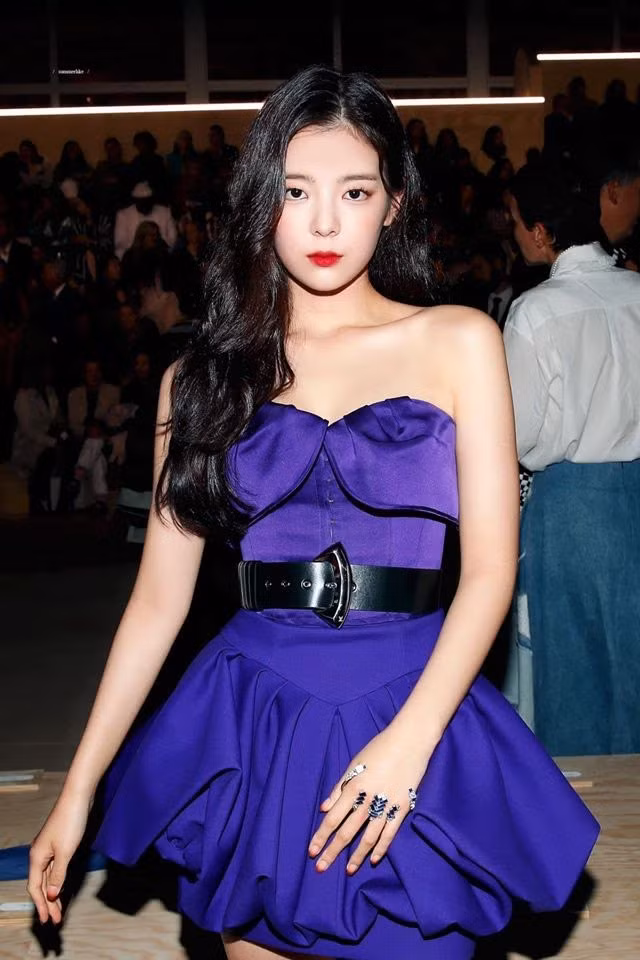 Những ngôi sao K-Pop sở hữu "bờ vai 90 độ" mặc gì cũng đẹp ảnh 10