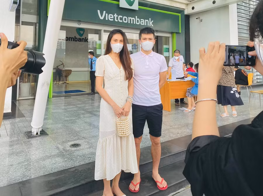 Vợ chồng Công Vinhg - Thủy Tiên.