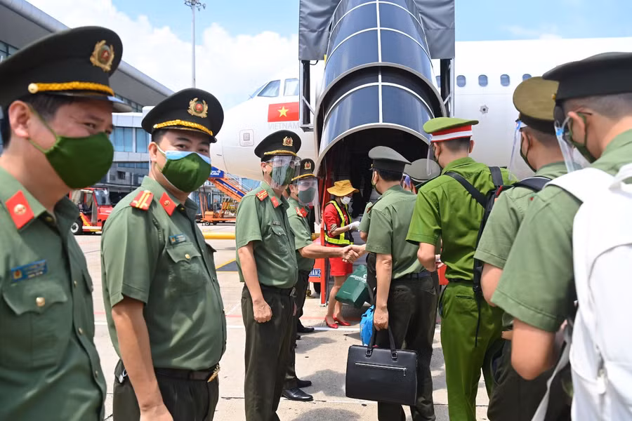 Các cán bộ, chiến sĩ Công an Nhân dân lên đường hỗ trợ các tỉnh phía Nam chống dịch Covid-19.