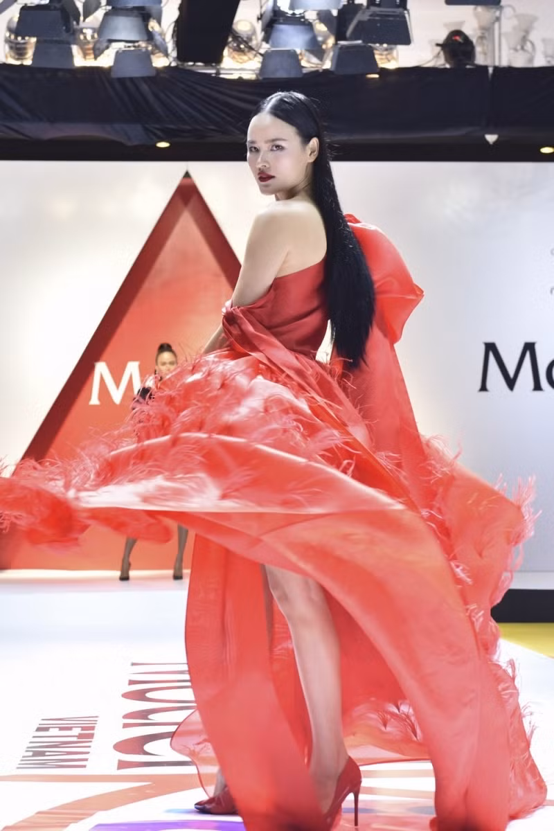 Thêm một người mẫu nổi tiếng thông báo cả gia đình bị mắc Covid-19 và đã khỏi bệnh ảnh 2