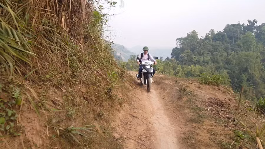 Con đường đến điểm trường U Pa Tết của vợ chồng thầy Thích, cô Mừng.