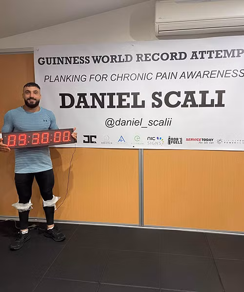 Ông Daniel đã phá kỷ lục plank lâu nhất thế giới.