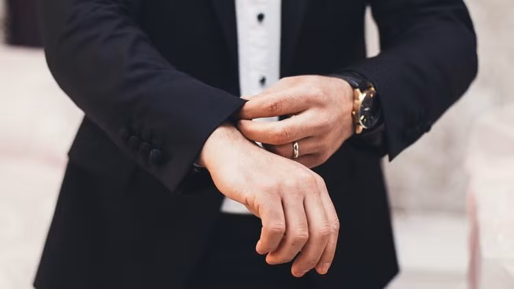Chú rể bị gãy xương sống tại đám cưới của chính mình sau khi bị bạn bè ném xuống đất.