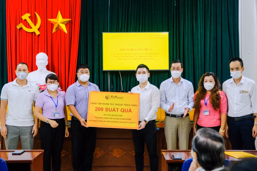 Ông Đỗ Vinh Quang, Thành viên HĐQT Tập đoàn, Chủ tịch CLB Bóng đá Hà Nội trao tặng các phần quà hỗ trợ cho người dân phường Hàng Bài (quận Hoàn Kiếm) gặp khó khăn do dịch Covid-19.