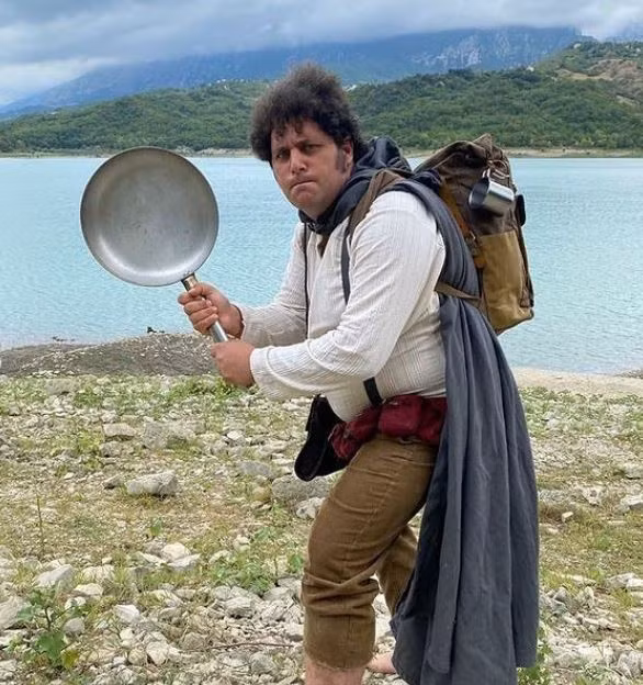 Người đàn ông chi hết gia sản để được sống như người lùn Hobbit ảnh 4