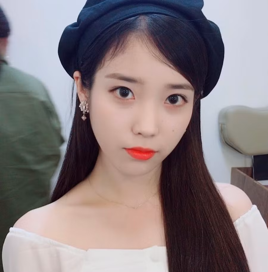 Đôi mắt của IU tròn xoe, lấp lánh hệt như búp bê!