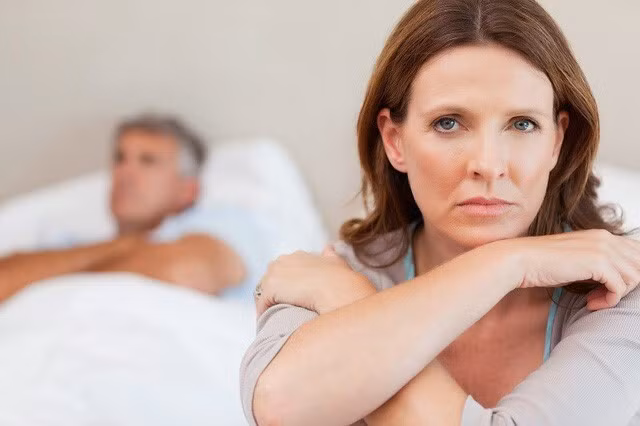Tiền mãn kinh khiến chị em không còn mặn nồng chuyện “chăn gối"