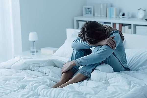 Mất ngủ, hay thức giấc trong đêm cũng là dấu hiệu tiền mãn kinh sớm