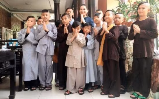 Nữ ca sĩ Phi Nhung cùng các con nuôi.