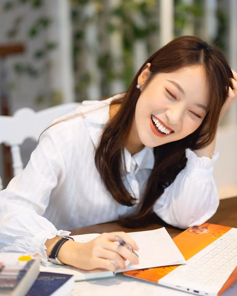 MC Khánh Vy gây thiện cảm với lối dẫn nhẹ nhàng, duyên dáng.