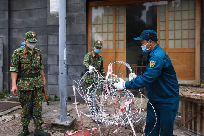 Nhiều nơi tại các quận, huyện trên địa bàn TP Hồ Chí Minh đã bắt đầu tháo dỡ các chốt đường sau nhiều tháng thiết lập để kiểm soát người ra đường. (Ảnh: TTXVN).