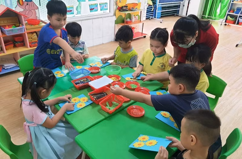 Trẻ 5 tuổi tại Trường Mầm non Thiên Ân tham gia hoạt động trò chơi nhận biết các con số.