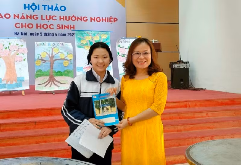 Cô trò Trường THCS Thanh Xuân (Sóc Sơn, Hà Nội) tại Hội thảo “Nâng cao năng lực giáo dục hướng nghiệp cho học sinh” tổ chức tháng 4/2021.
