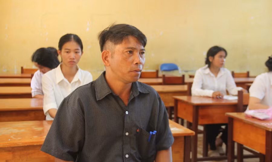 Thầy giáo tiểu học Rơ Châm Un (48 tuổi, người Jrai) là một trong những thí sinh lớn tuổi nhất tham gia Kỳ thi tốt nghiệp THPT 2024 tại Gia Lai.