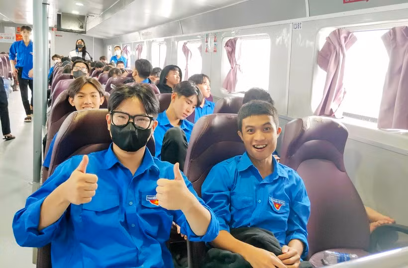 Thí sinh huyện đảo Kiên Hải (tỉnh Kiên Giang) vượt 60km vào đất liền dự thi với sự đồng hành của thầy, cô giáo.