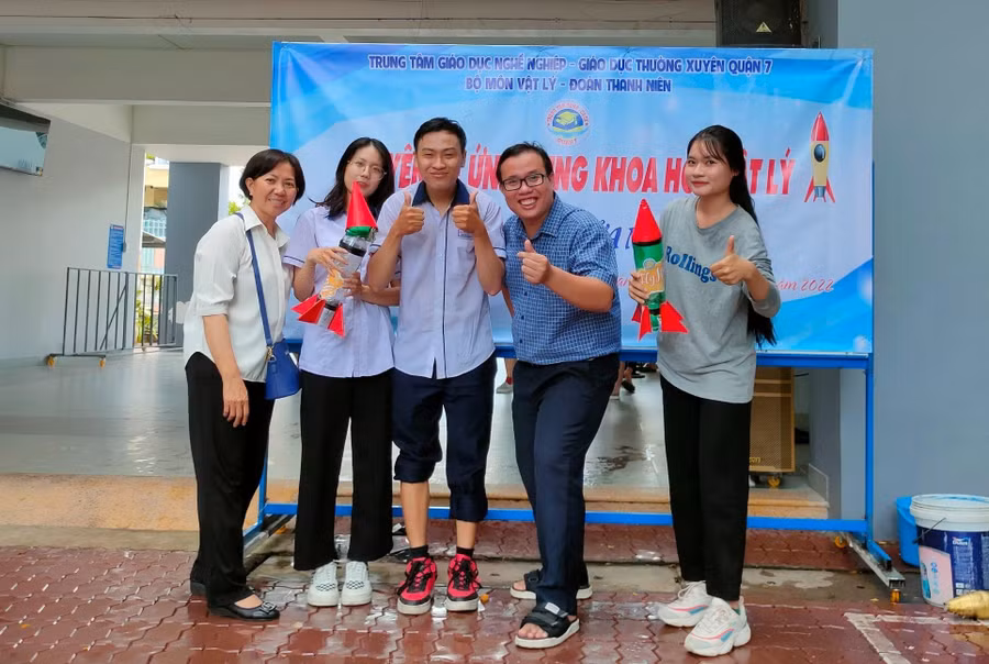 Học viên Ngô Thị Kim Chi (ngoài cùng bên trái) cùng bạn học và thầy, cô giáo trong trung tâm.