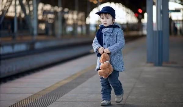 Thói quen không ngờ khi ra đường khiến cha mẹ lạc mất con ảnh 1