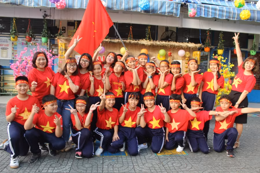 Màn cổ vũ ấn tượng của học sinh tiểu học 
