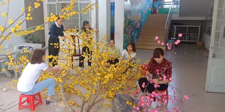 Các giáo viên tự tay trang trí cành đào, cành mai.